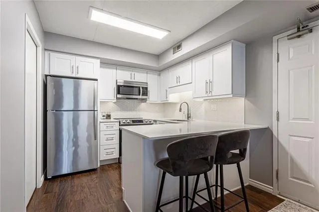 Additional image 11 of 2010 CLEAVER Ave Unit 103