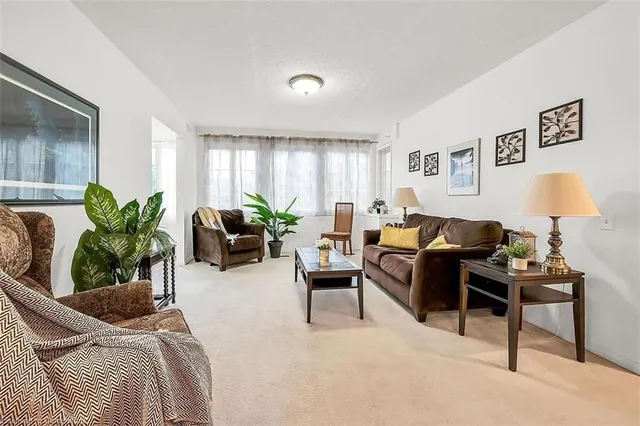 Additional image 7 of 376 Silverbirch Blvd