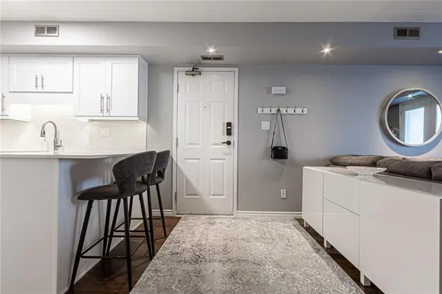 Additional image 4 of 2010 CLEAVER Ave Unit 103