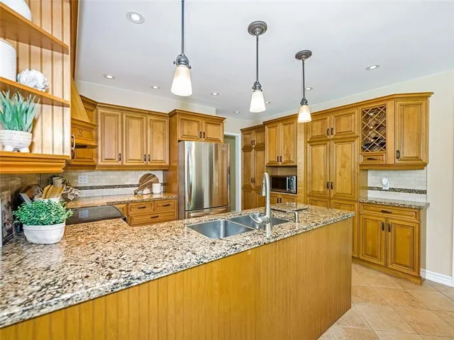 Additional image 13 of 2048 PARKLANE Cres