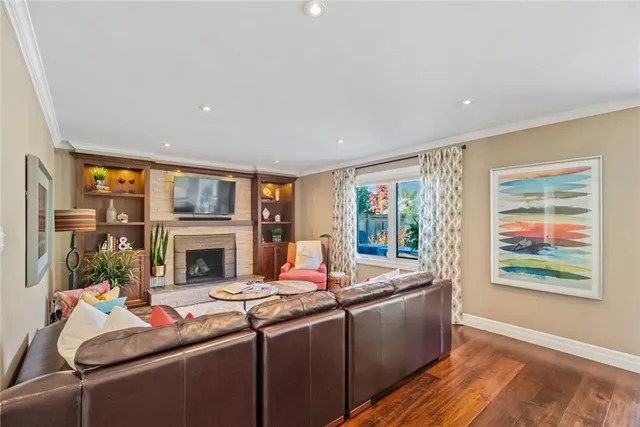 Additional image 4 of 2005 PARKLANE Cres