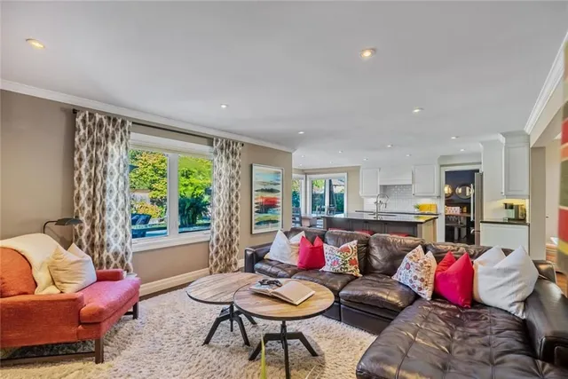 Additional image 6 of 2005 PARKLANE Cres