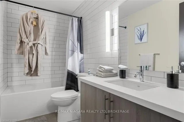 Additional image 29 of 121 KING St Unit 204