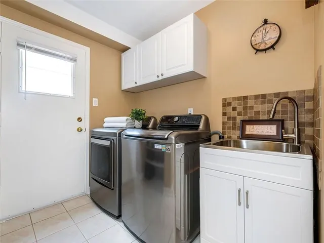 Additional image 6 of 2048 PARKLANE Cres