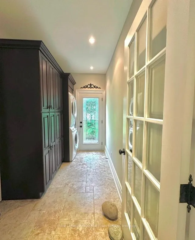 Additional image 27 of 883 Kingsway Dr