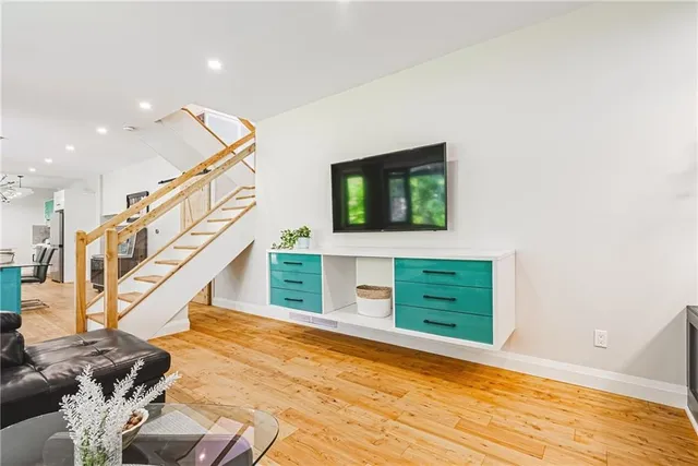 Additional image 14 of 829 FOREST GLEN Ave