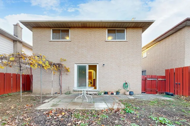 Additional image 3 of 552 Queen Victoria Dr