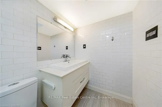 Additional image 40 of 567 SANDERSON Cres