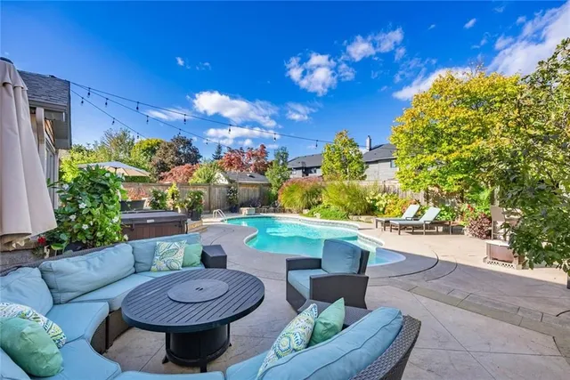 Additional image 43 of 2005 PARKLANE Cres