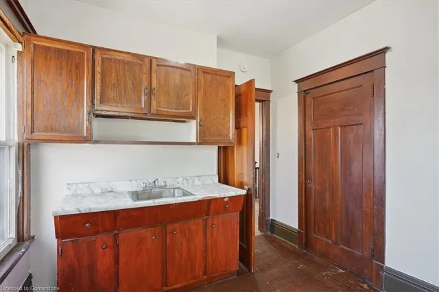 Additional image 30 of 76 Spadina Ave