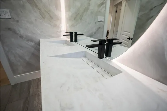 Additional image 33 of 2260 BRITANNIA Rd