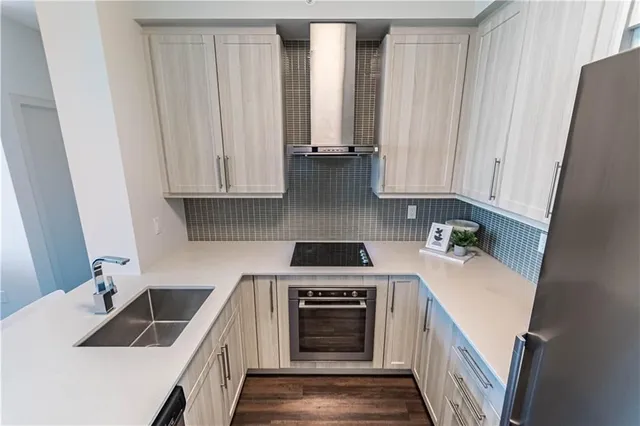 Additional image 6 of 2081 FAIRVIEW St Unit 1406