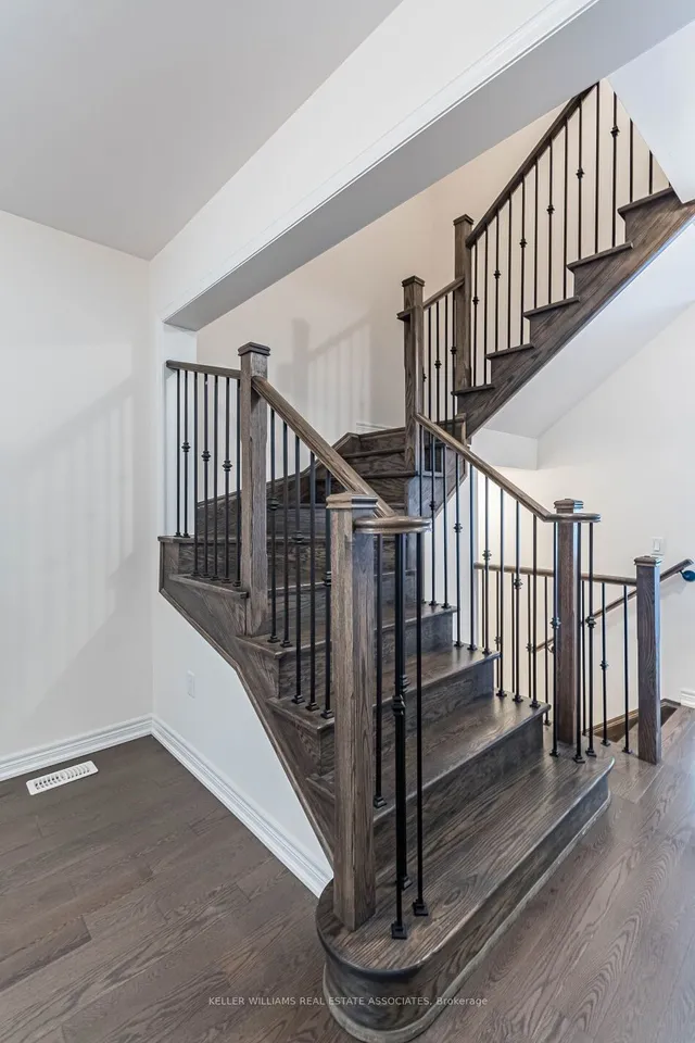 Additional image 21 of 18 Heming Tr