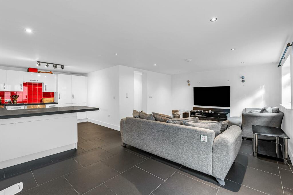 Additional image 13 of Canonsfield Road, Welwyn