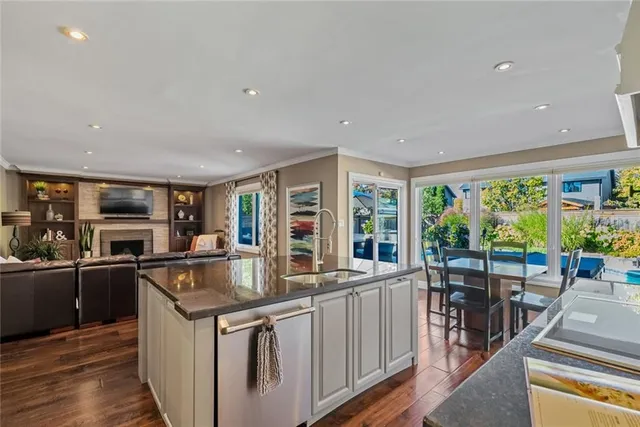 Additional image 8 of 2005 PARKLANE Cres