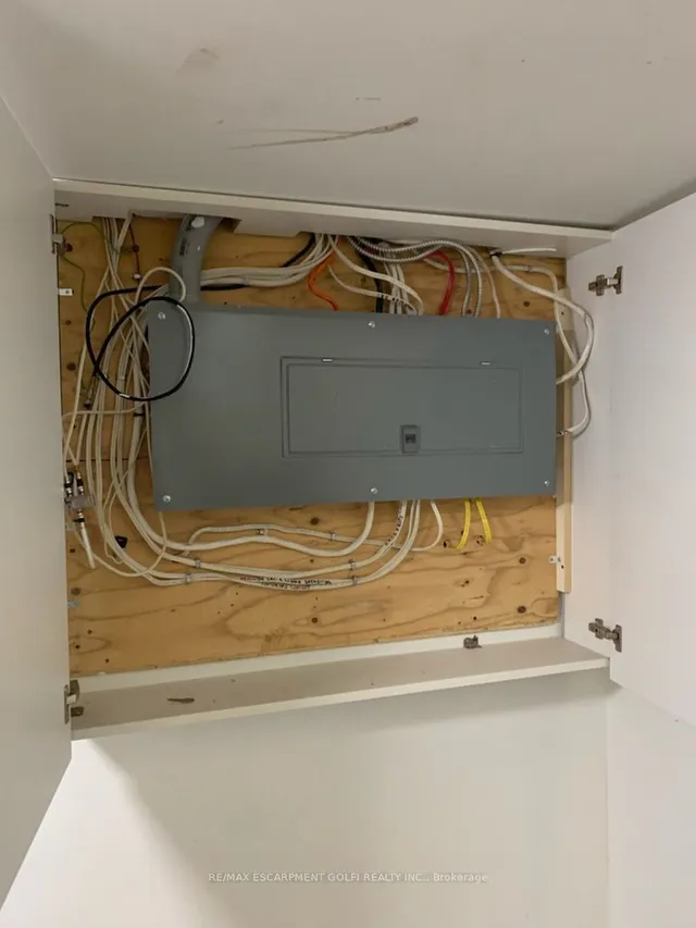 Additional image 22 of 29 Clarendon Ave