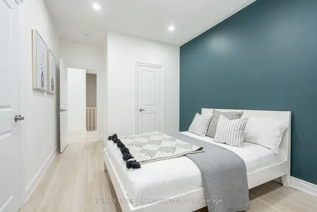 Additional image 29 of 158 Agro St