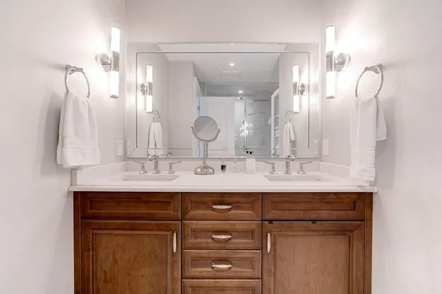 Additional image 25 of 5250 LAKESHORE Rd Unit 2006