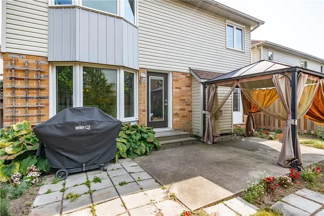 Additional image 42 of 80 STRATHROY Cres