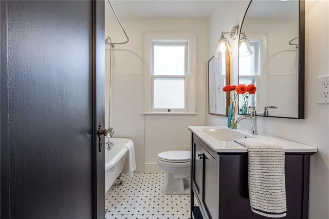 Additional image 30 of 111 LAKE AVENUE Dr