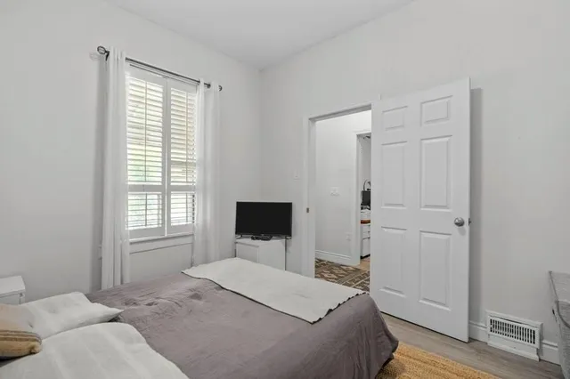 Additional image 9 of 350 JOHN St