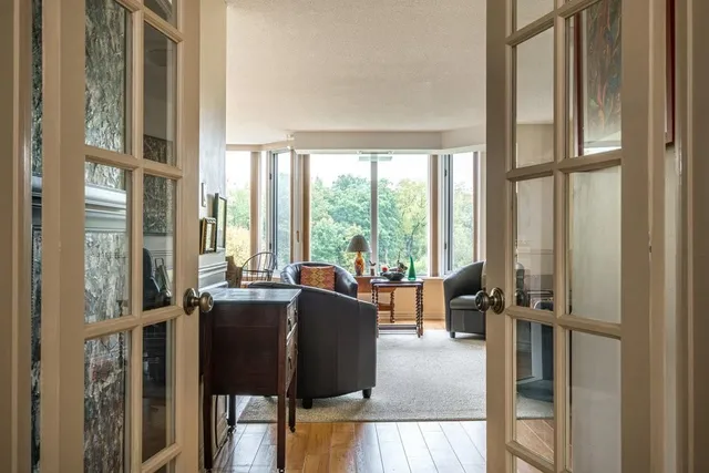 Additional image 3 of 180 LIMERIDGE Rd Unit 301