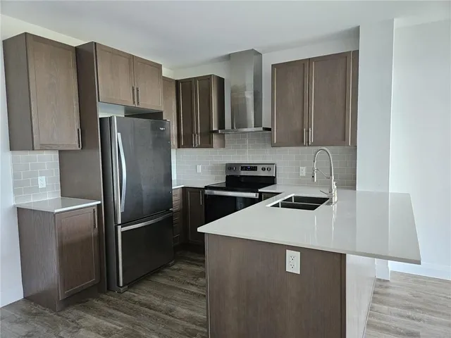 Additional image 5 of 1 REDFERN Ave Unit 435