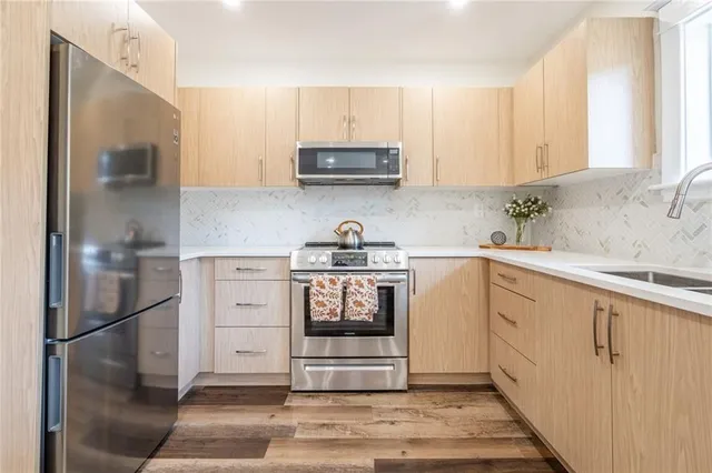 Additional image 6 of 266 STINSON Cres