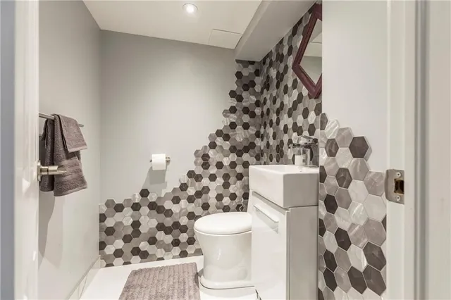 Additional image 36 of 317 GLENHOLME Ave