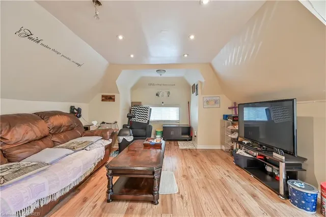 Additional image 16 of 139 Balsam Ave