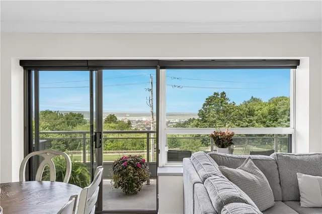 Additional image 17 of 350 CONCESSION St Unit 303