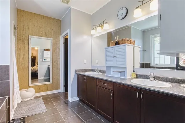 Additional image 26 of 261 MONTREAL Cir