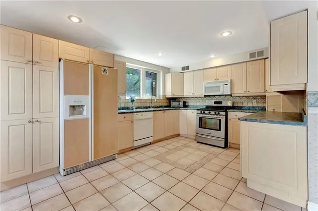 Additional image 40 of 210 BLUEBELL Cres