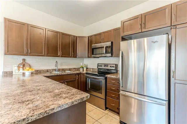 Additional image 11 of 31 TOPAZ St