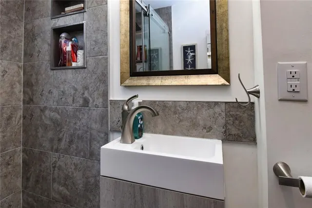 Additional image 30 of 86 GRAHAM Ave