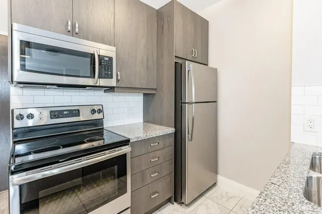 Additional image 10 of 118 KING St Unit 418