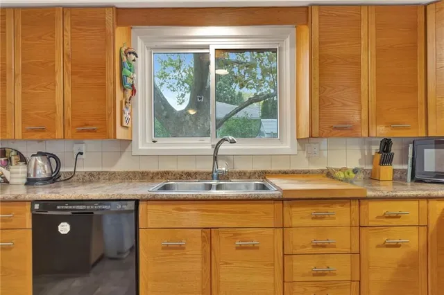 Additional image 11 of 65 MAPLE Dr