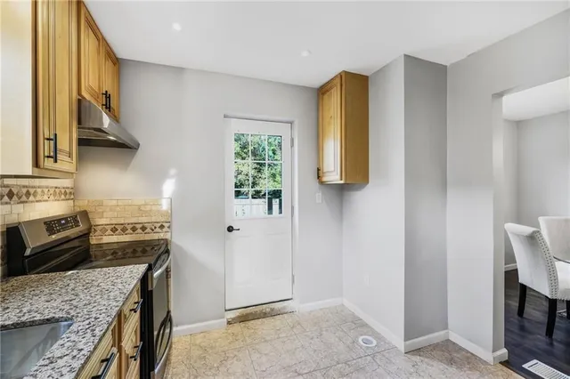 Additional image 11 of 149 WEIR St