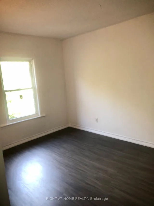 Additional image 22 of 24 Spadina Ave