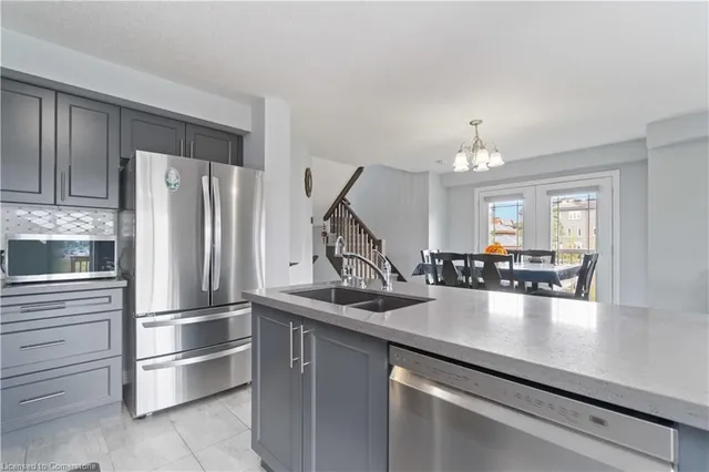 Additional image 9 of 126 Laguna Village Cres