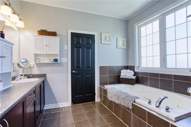 Additional image 27 of 261 MONTREAL Cir