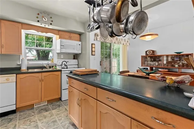 Additional image 10 of 54 BEACON Ave