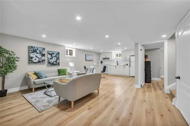 Additional image 29 of 66 HOWE Ave