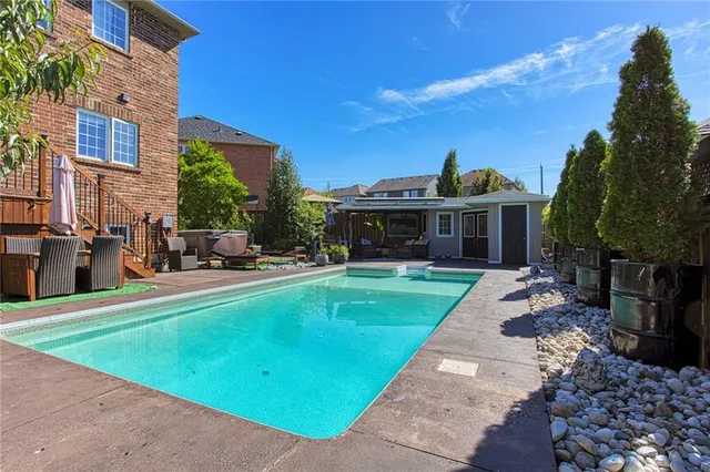 Additional image 37 of 261 MONTREAL Cir