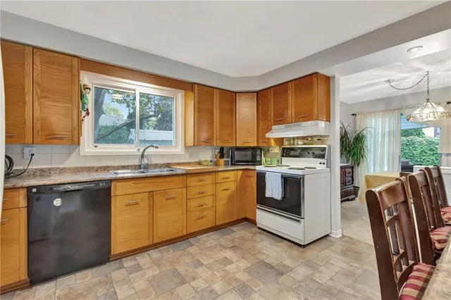 Additional image 10 of 65 MAPLE Dr