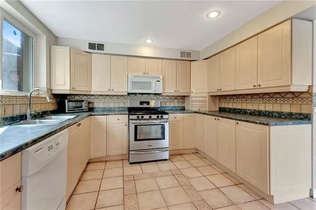 Additional image 41 of 210 BLUEBELL Cres