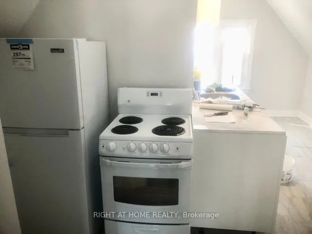 Additional image 36 of 24 Spadina Ave