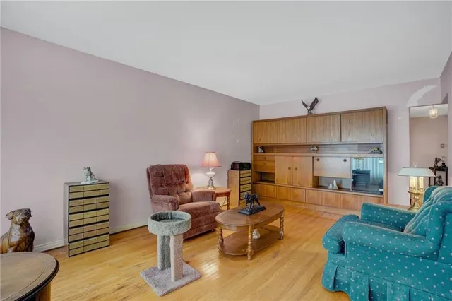 Additional image 6 of 38 DUBARRY Blvd