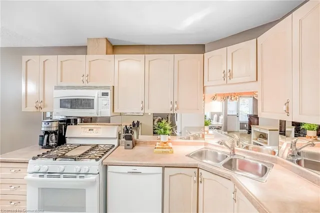 Additional image 13 of 1166 Upper Wentworth St