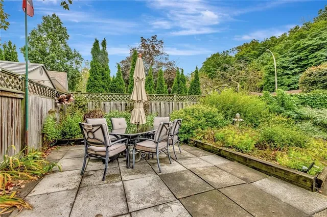 Additional image 33 of 65 MAPLE Dr